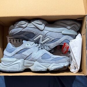 New Balance Kids' Light Grey Athletic Sneakers (8 in women’s size)